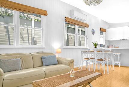 Absolute Beachfront Living with Forever Ocean Views & Sands at your Doorstep! - Palm Beach, Australia