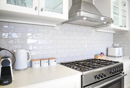 Absolute Beachfront Living with Forever Ocean Views & Sands at your Doorstep! - Palm Beach, Australia