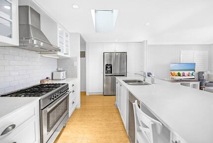 Absolute Beachfront Living with Forever Ocean Views & Sands at your Doorstep! - Palm Beach, Australia