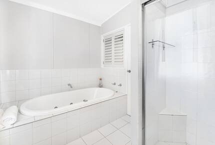 Absolute Beachfront Living with Forever Ocean Views & Sands at your Doorstep! - Palm Beach, Australia