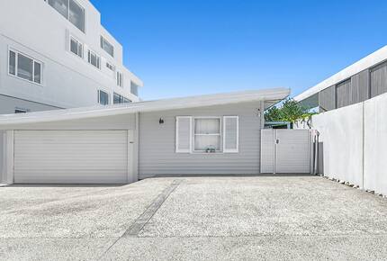 Absolute Beachfront Living with Forever Ocean Views & Sands at your Doorstep! - Palm Beach, Australia