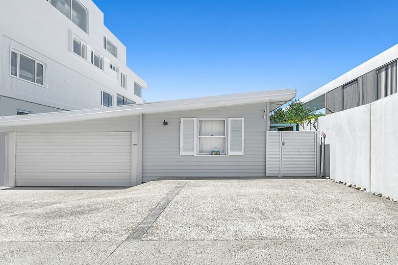 Absolute Beachfront Living with Forever Ocean Views & Sands at your Doorstep! - Palm Beach, Australia