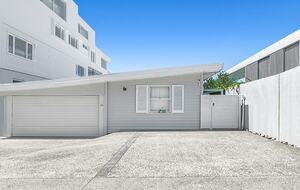 Absolute Beachfront Living with Forever Ocean Views & Sands at your Doorstep! - Palm Beach, Australia