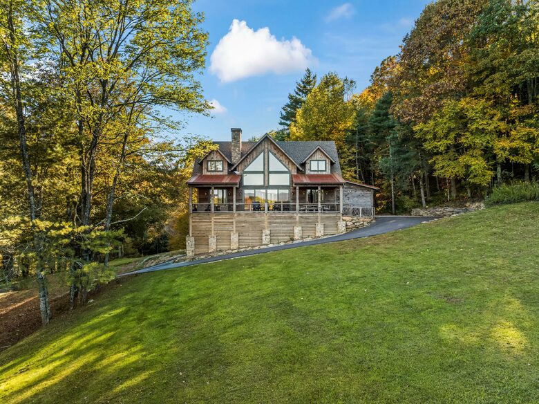 Rustic-Modern Mountain Haven near Waterfalls, Trails & Lake Glenville - Welcome to Fox and Fern Lodge - Glenville, North Carolina