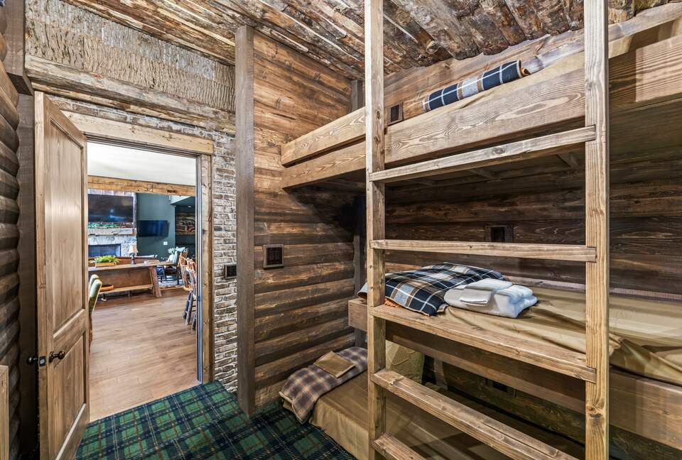 Rustic-Modern Mountain Haven near Waterfalls, Trails & Lake Glenville - Welcome to Fox and Fern Lodge - Glenville, North Carolina