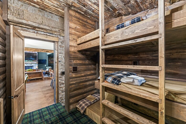 Rustic-Modern Mountain Haven near Waterfalls, Trails & Lake Glenville - Welcome to Fox and Fern Lodge - Glenville, North Carolina