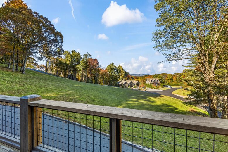 Rustic-Modern Mountain Haven near Waterfalls, Trails & Lake Glenville - Welcome to Fox and Fern Lodge - Glenville, North Carolina
