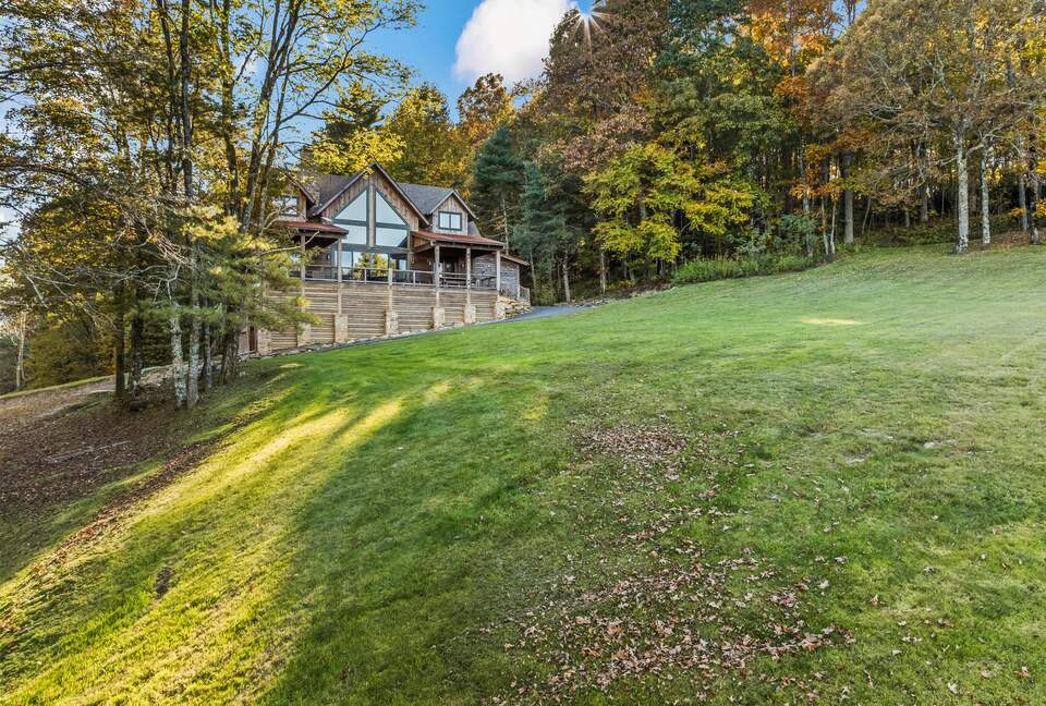 Rustic-Modern Mountain Haven near Waterfalls, Trails & Lake Glenville - Welcome to Fox and Fern Lodge - Glenville, North Carolina