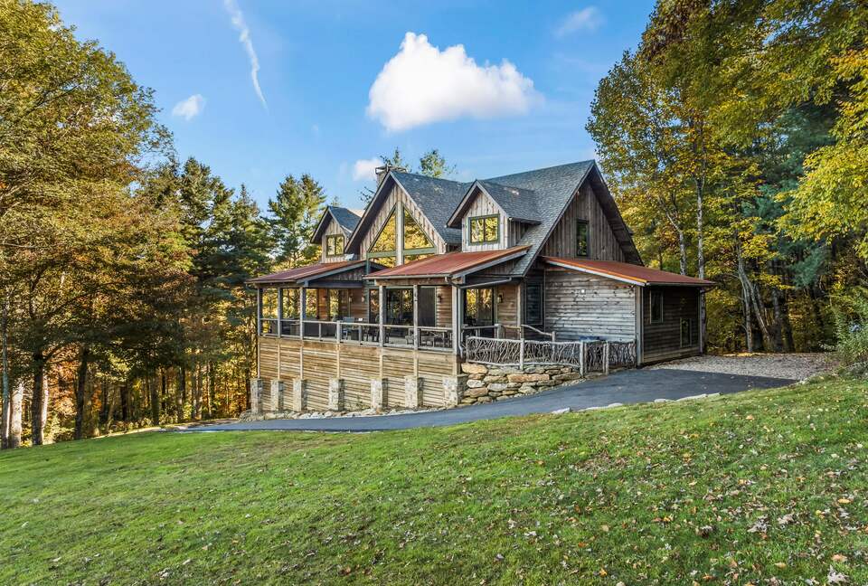 Rustic-Modern Mountain Haven near Waterfalls, Trails & Lake Glenville - Welcome to Fox and Fern Lodge - Glenville, North Carolina