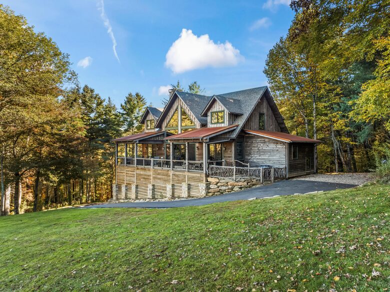 Rustic-Modern Mountain Haven near Waterfalls, Trails & Lake Glenville - Welcome to Fox and Fern Lodge - Glenville, North Carolina