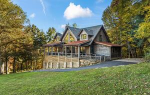 Rustic-Modern Mountain Haven near Waterfalls, Trails & Lake Glenville - Welcome to Fox and Fern Lodge - Glenville, North Carolina
