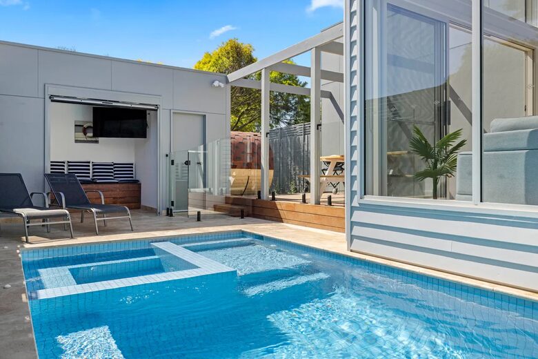 Coastal Calm | Pool, Spa & Sauna Escape near Rosebud Beach - Melbourne, Australia