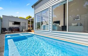 Coastal Calm | Pool, Spa & Sauna Escape near Rosebud Beach - Melbourne, Australia
