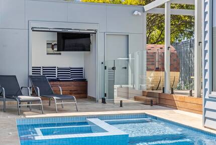 Coastal Calm | Pool, Spa & Sauna Escape near Rosebud Beach - Melbourne, Australia