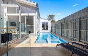 Coastal Calm | Pool, Spa & Sauna Escape near Rosebud Beach - Melbourne, Australia