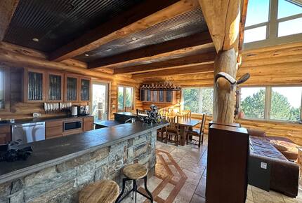 Rustic Elegance on Casper Mountain | Family Log Home Getaway - Casper, Wyoming