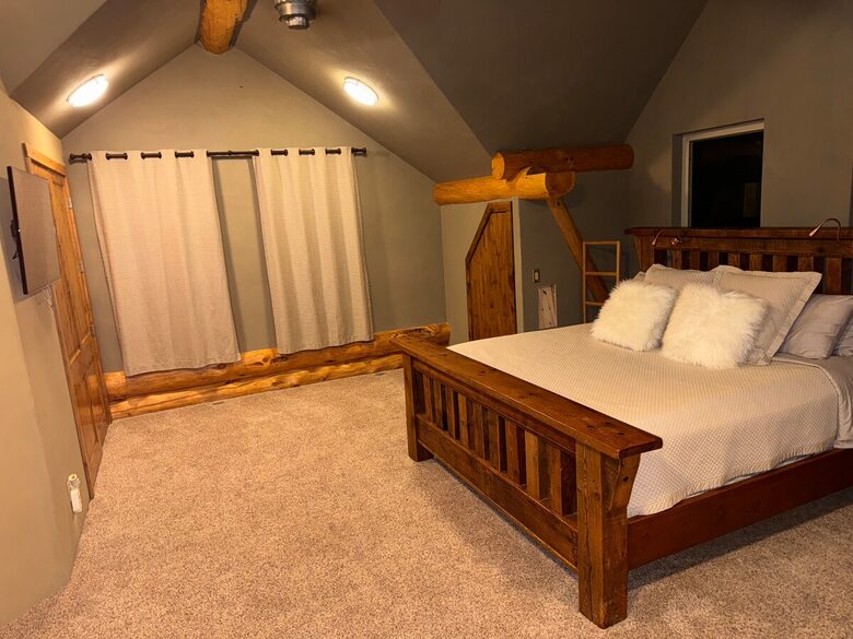 Rustic Elegance on Casper Mountain | Family Log Home Getaway - Casper, Wyoming