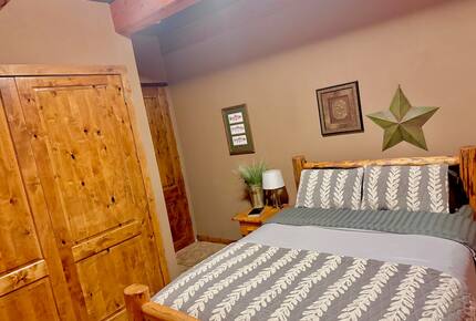 Rustic Elegance on Casper Mountain | Family Log Home Getaway - Casper, Wyoming