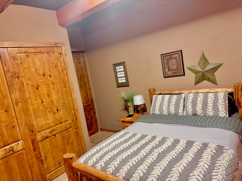 Rustic Elegance on Casper Mountain | Family Log Home Getaway - Casper, Wyoming