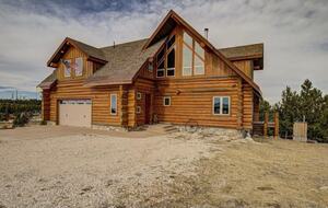 Rustic Elegance on Casper Mountain | Family Log Home Getaway - Casper, Wyoming