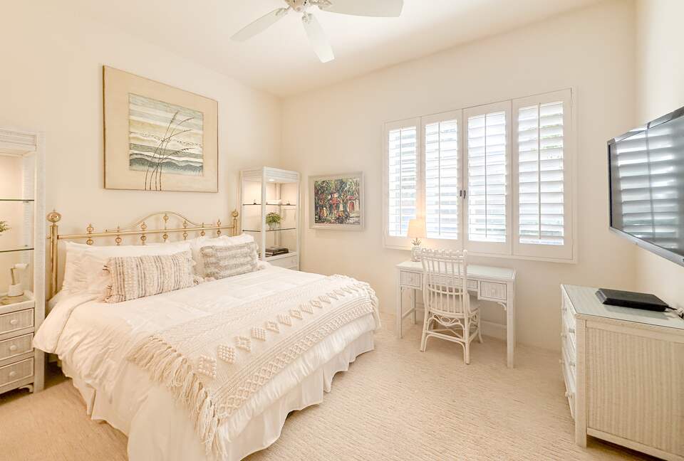 Bright Guest Suite with California King Bed