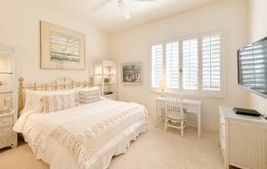 Bright Guest Suite with California King Bed