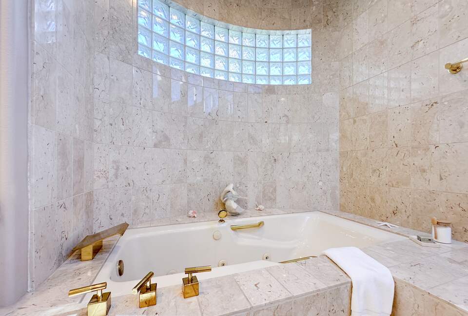 Spa-Style Soaking Tub