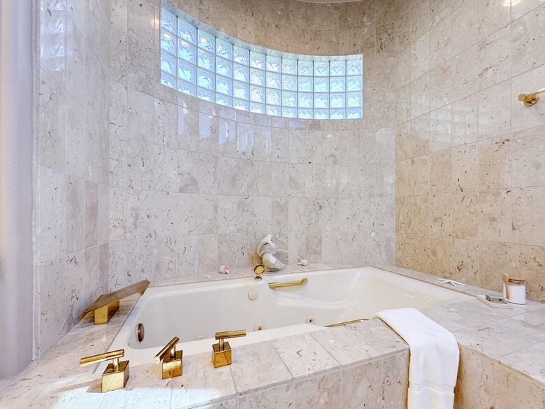 Spa-Style Soaking Tub