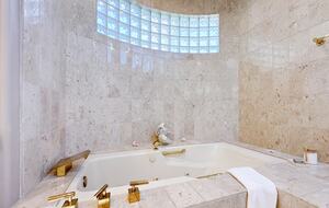 Spa-Style Soaking Tub
