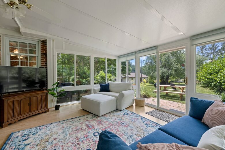 Cozy Mountain Cottage Between Asheville & Brevard - Mills River, North Carolina