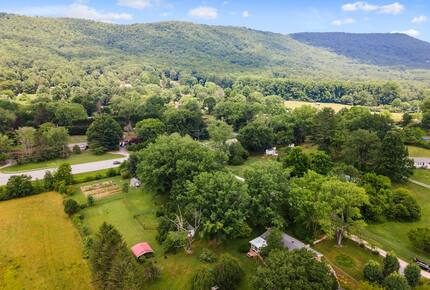 Cozy Mountain Cottage Between Asheville & Brevard - Mills River, North Carolina