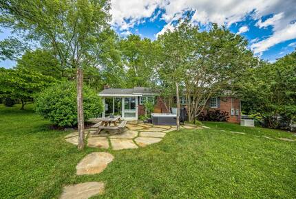 Cozy Mountain Cottage Between Asheville & Brevard - Mills River, North Carolina