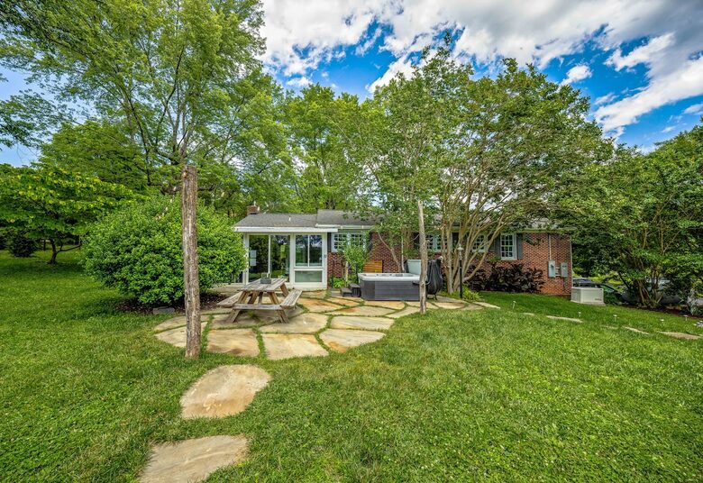Cozy Mountain Cottage Between Asheville & Brevard - Mills River, North Carolina