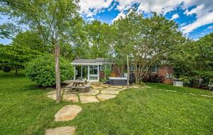 Cozy Mountain Cottage Between Asheville & Brevard - Mills River, North Carolina