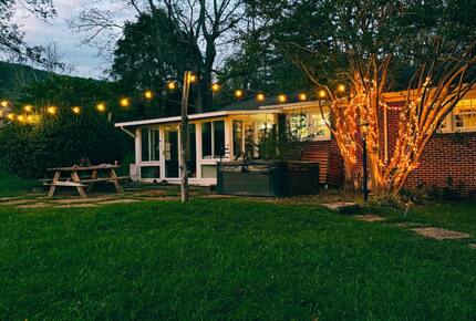 Cozy Mountain Cottage Between Asheville & Brevard - Mills River, North Carolina