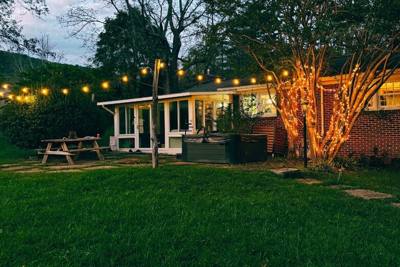 Cozy Mountain Cottage Between Asheville & Brevard - Mills River, North Carolina