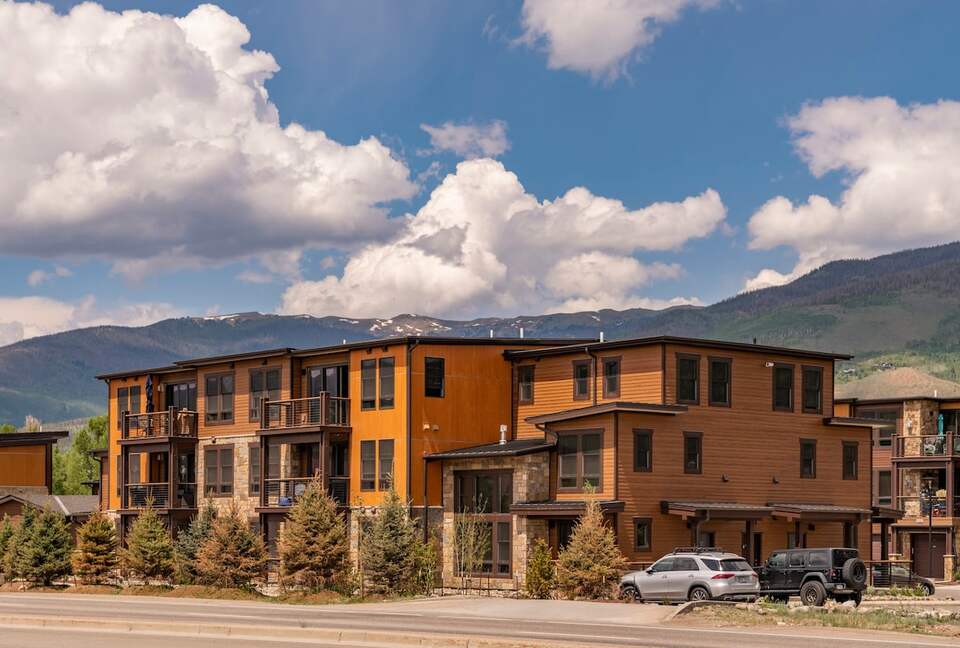 Riverside Alpine Escape | Elegant Winter Getaway in Silverthorne - Silverthorne, Colorado