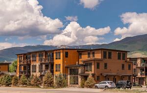 Riverside Alpine Escape | Elegant Winter Getaway in Silverthorne - Silverthorne, Colorado