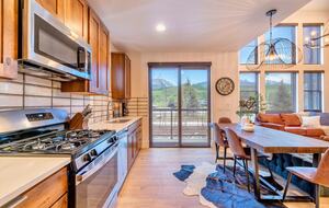 Riverside Alpine Escape | Elegant Winter Getaway in Silverthorne - Silverthorne, Colorado