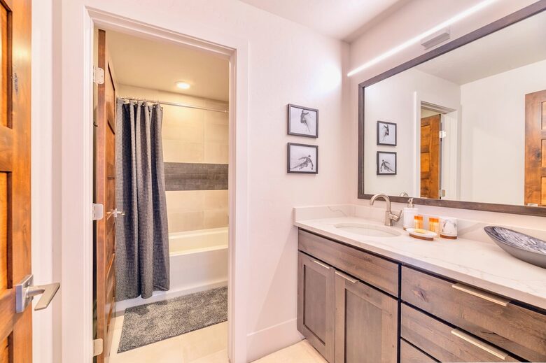 Riverside Alpine Escape | Elegant Winter Getaway in Silverthorne - Silverthorne, Colorado