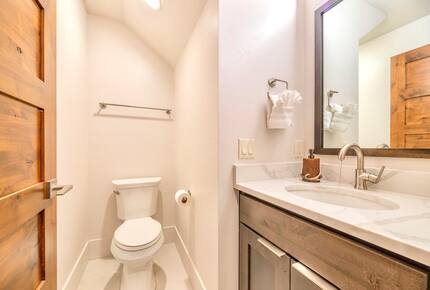 Riverside Alpine Escape | Elegant Winter Getaway in Silverthorne - Silverthorne, Colorado