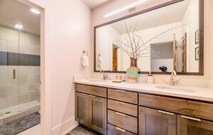 Riverside Alpine Escape | Elegant Winter Getaway in Silverthorne - Silverthorne, Colorado