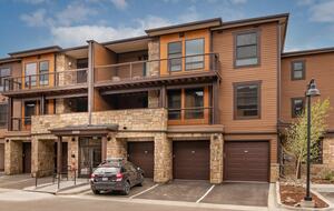 Riverside Alpine Escape | Elegant Winter Getaway in Silverthorne - Silverthorne, Colorado