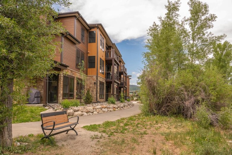 Riverside Alpine Escape | Elegant Winter Getaway in Silverthorne - Silverthorne, Colorado