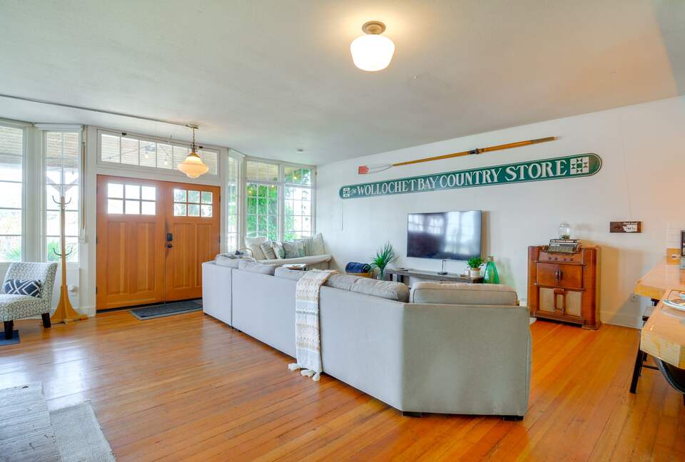 Historic Gig Harbor Waterfront Retreat with Private Beach - Gig Harbor, Washington