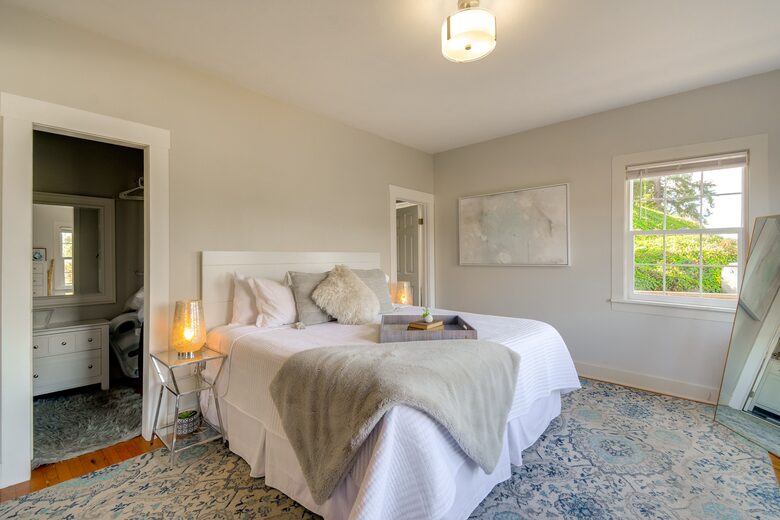 Historic Gig Harbor Waterfront Retreat with Private Beach - Gig Harbor, Washington