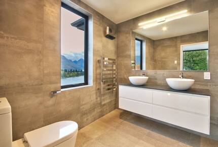 Alpine Vista House | Modern Luxury with Panoramic Lake & Mountain Views - Queenstown, New Zealand
