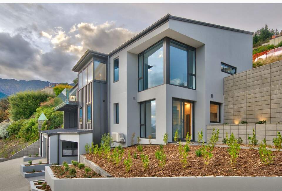 Alpine Vista House | Modern Luxury with Panoramic Lake & Mountain Views - Queenstown, New Zealand
