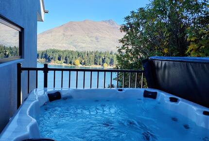 Alpine Vista House | Modern Luxury with Panoramic Lake & Mountain Views - Queenstown, New Zealand