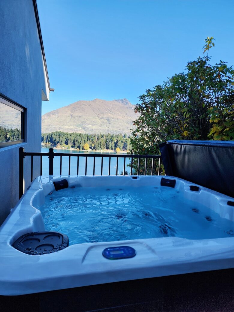 Alpine Vista House | Modern Luxury with Panoramic Lake & Mountain Views - Queenstown, New Zealand